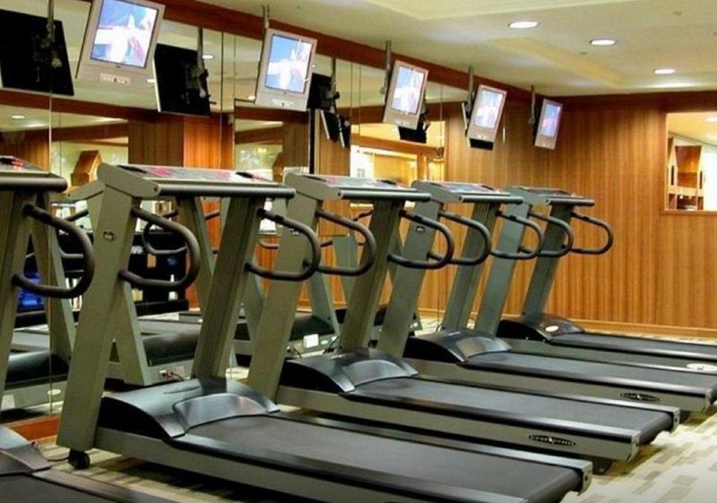 Evergreen Laurel Hotel - Taichung Luaran gambar The photo shows a fitness area with several treadmills lined up in front of a wall of mirrors. Each treadmill is equipped with a console and has screens above them, likely displaying workout information or entertainment. The interior has a modern des