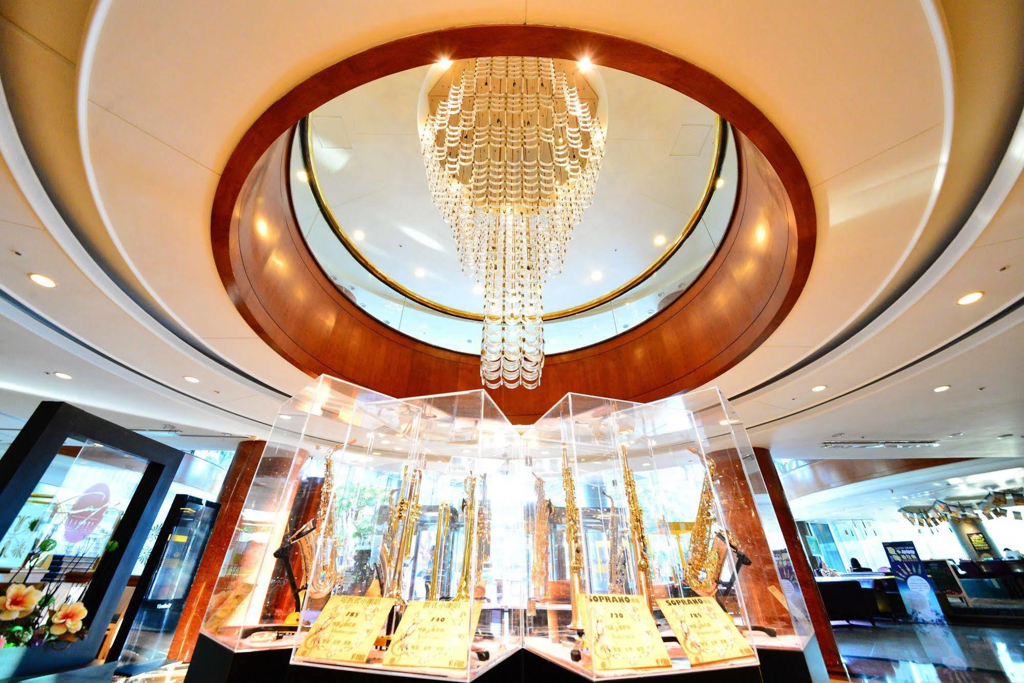 Evergreen Laurel Hotel - Taichung Luaran gambar The photo depicts an elegant interior space, featuring a circular chandelier at the center that has a modern design with hanging elements. The ceiling has a smooth, light-colored finish surrounding the chandelier, enhancing the ambiance. Below, there