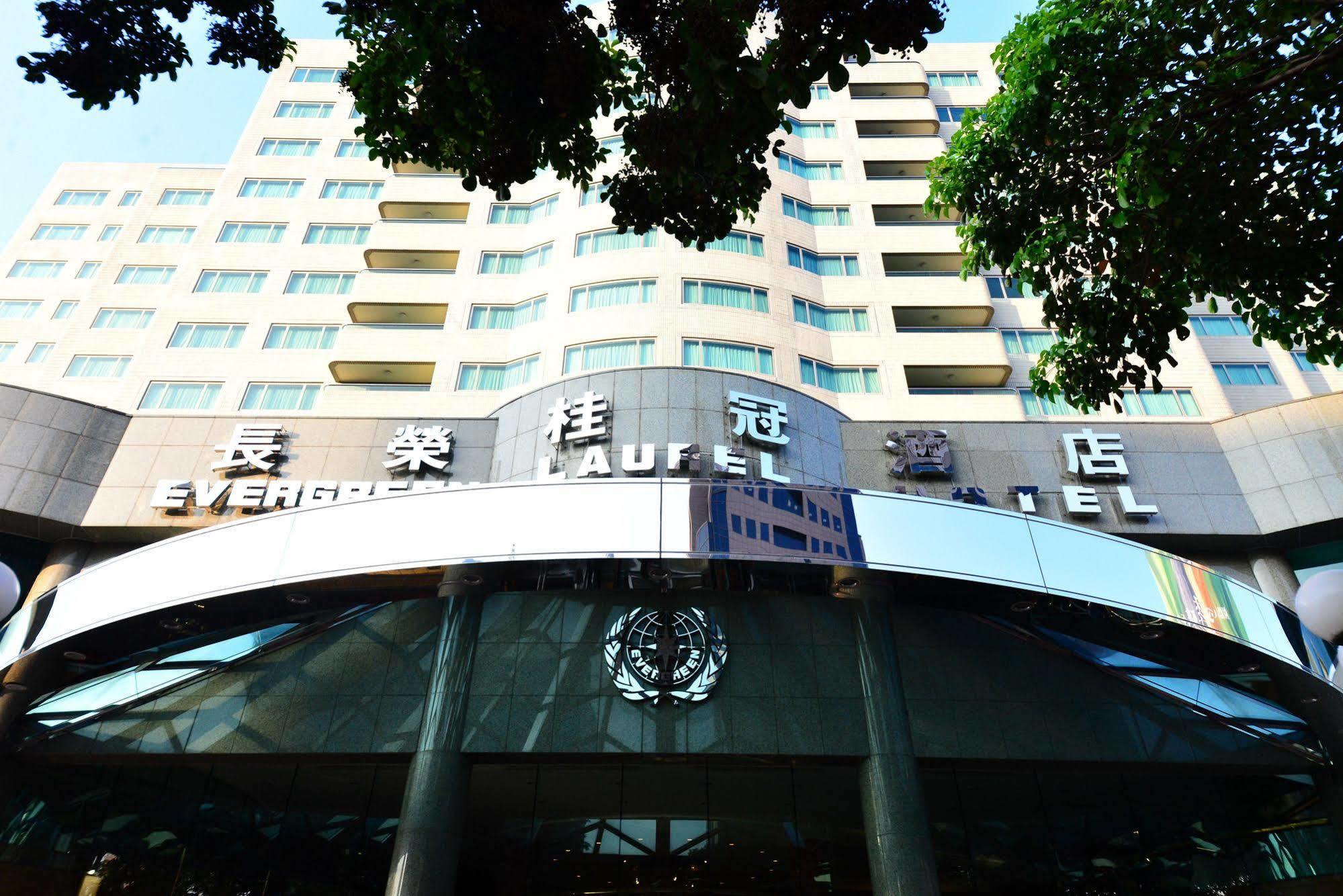Evergreen Laurel Hotel - Taichung Luaran gambar The photo shows the facade of a hotel building, prominently featuring the name "Evergreen Laurel Hotel" displayed in large, visible lettering. The structure is modern with multiple floors, and large windows that suggest a spacious interior. The entra