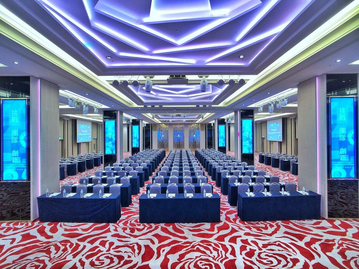 Evergreen Laurel Hotel - Taichung Luaran gambar The photo shows a large conference or seminar room set up for an event. The space features rows of tables and chairs arranged neatly, likely for attendees to participate in discussions or presentations. The room is well-lit with modern, colorful ligh