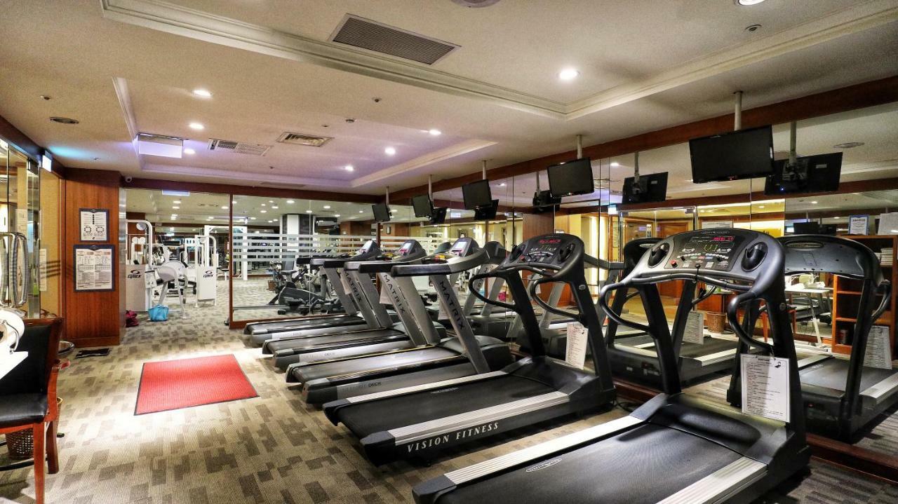 Evergreen Laurel Hotel - Taichung Luaran gambar The photo shows a gym environment featuring several treadmills lined up in a row. The space has a bright and modern design with adequate lighting. In the background, various exercise machines and weights are visible, suggesting a well-equipped workou